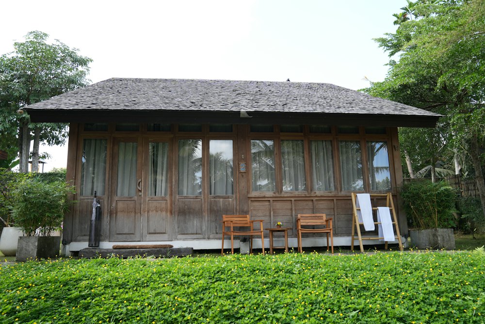 Garden cottage with mountain views